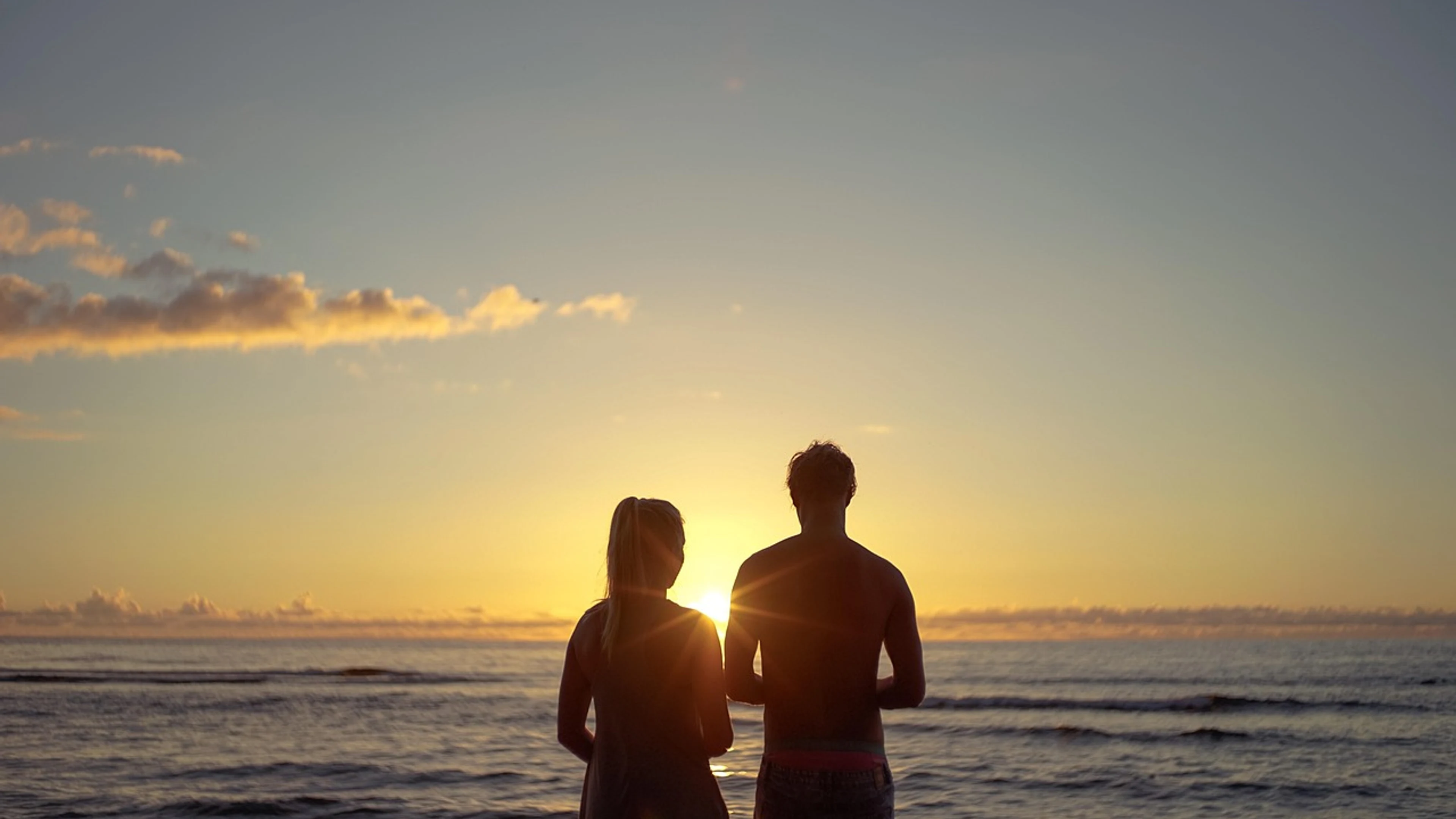 Couple sunset beach - free 4K Ultra HD sunset wallpaper for desktop