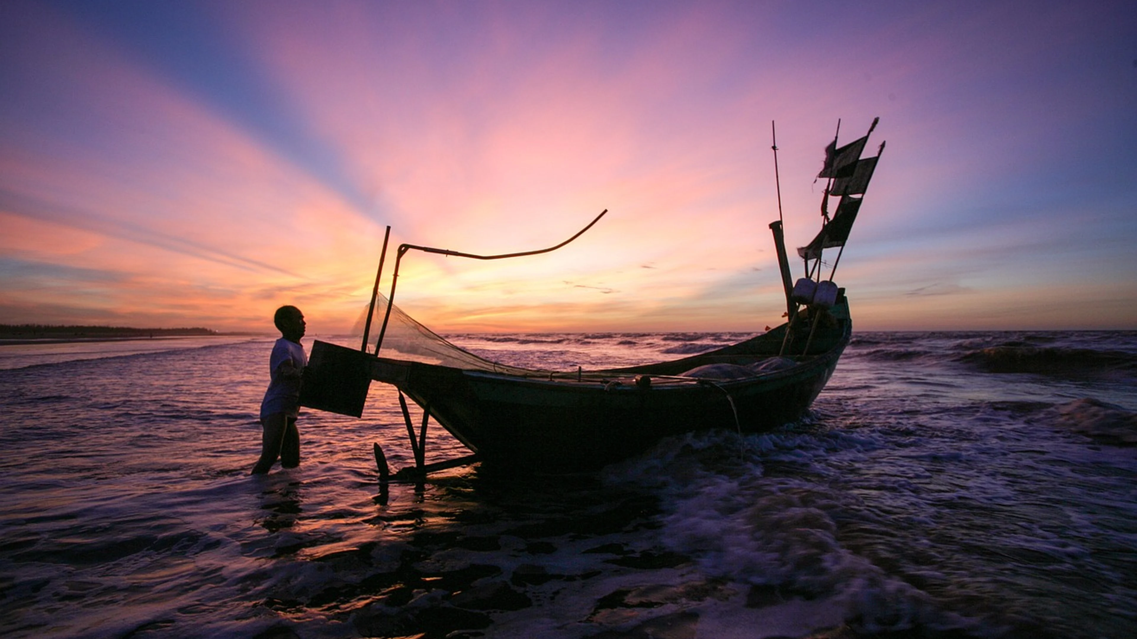 Dawn beach fishing - free 4K Ultra HD sunset wallpaper for desktop