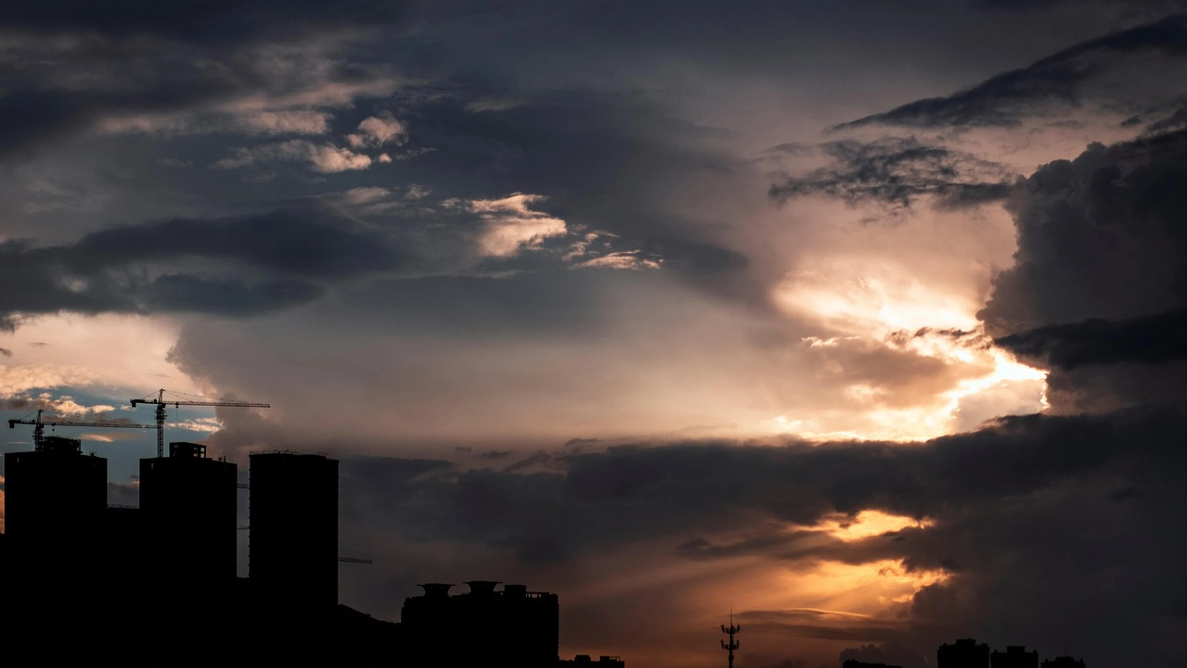 Golden hour sky clouds - free 4K Ultra HD sunset wallpaper for desktop