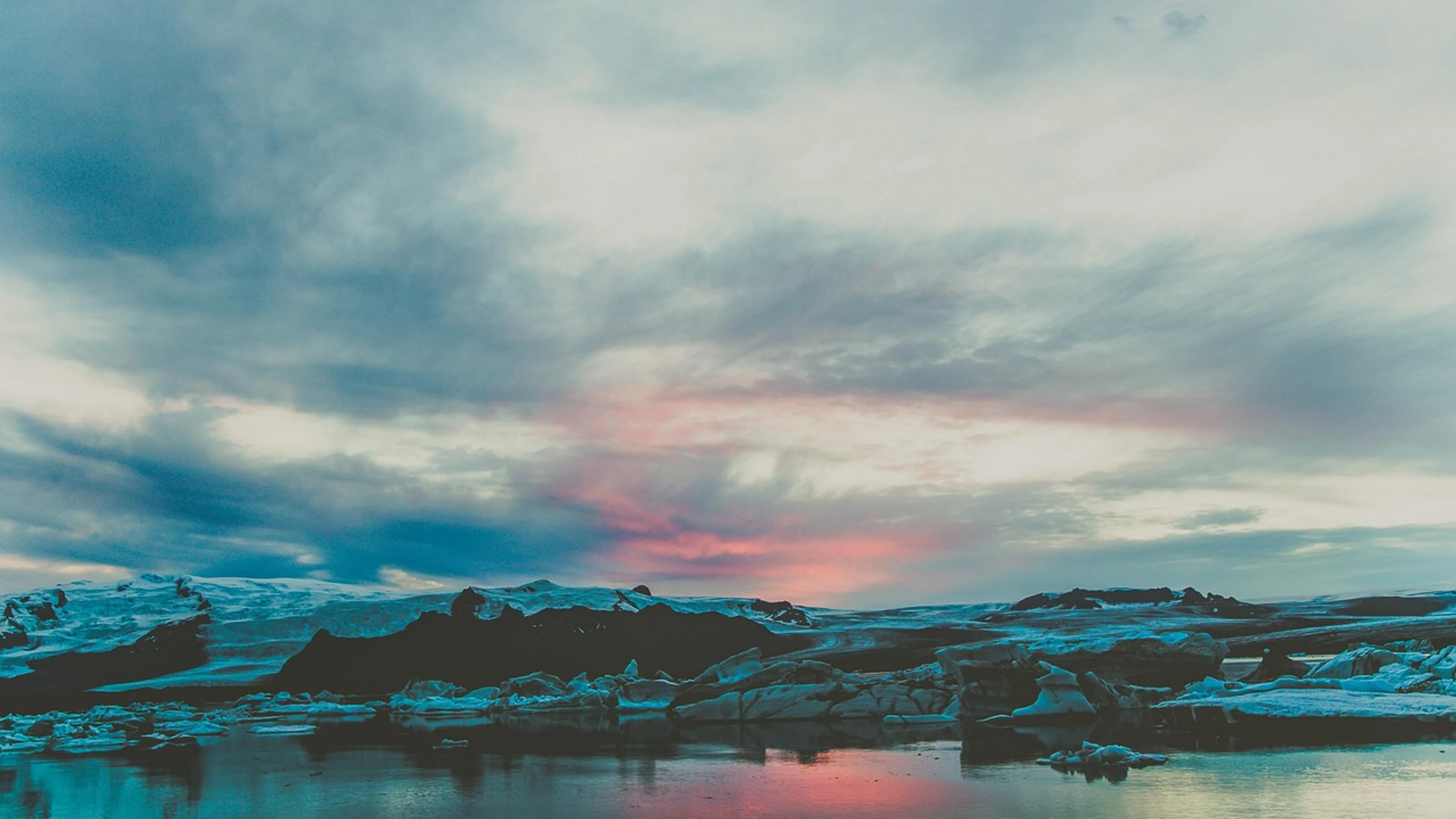 Iceland sunset sea - free 4K Ultra HD sunset wallpaper for desktop