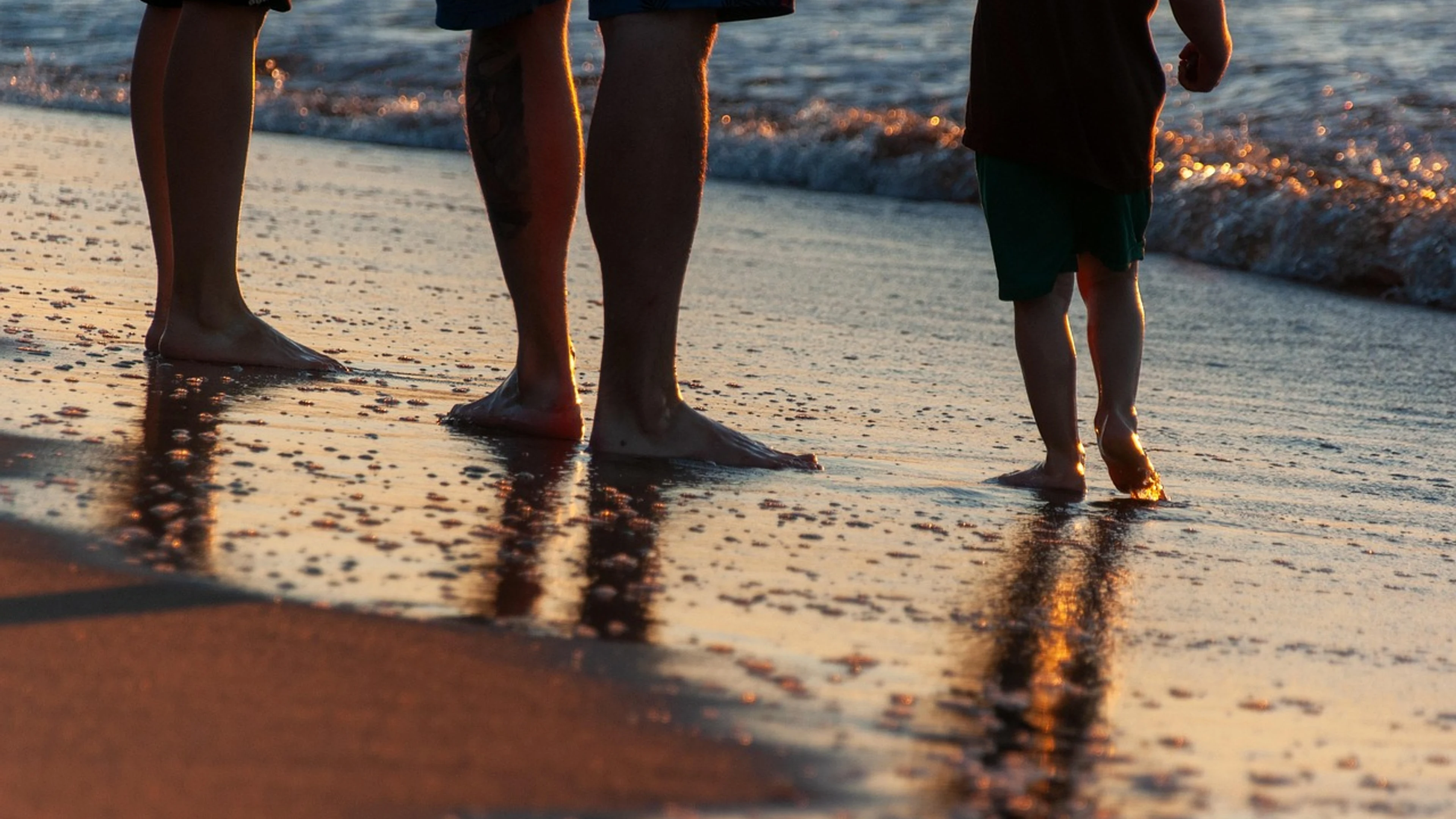 People beach sand - free 4K Ultra HD sunset wallpaper for desktop