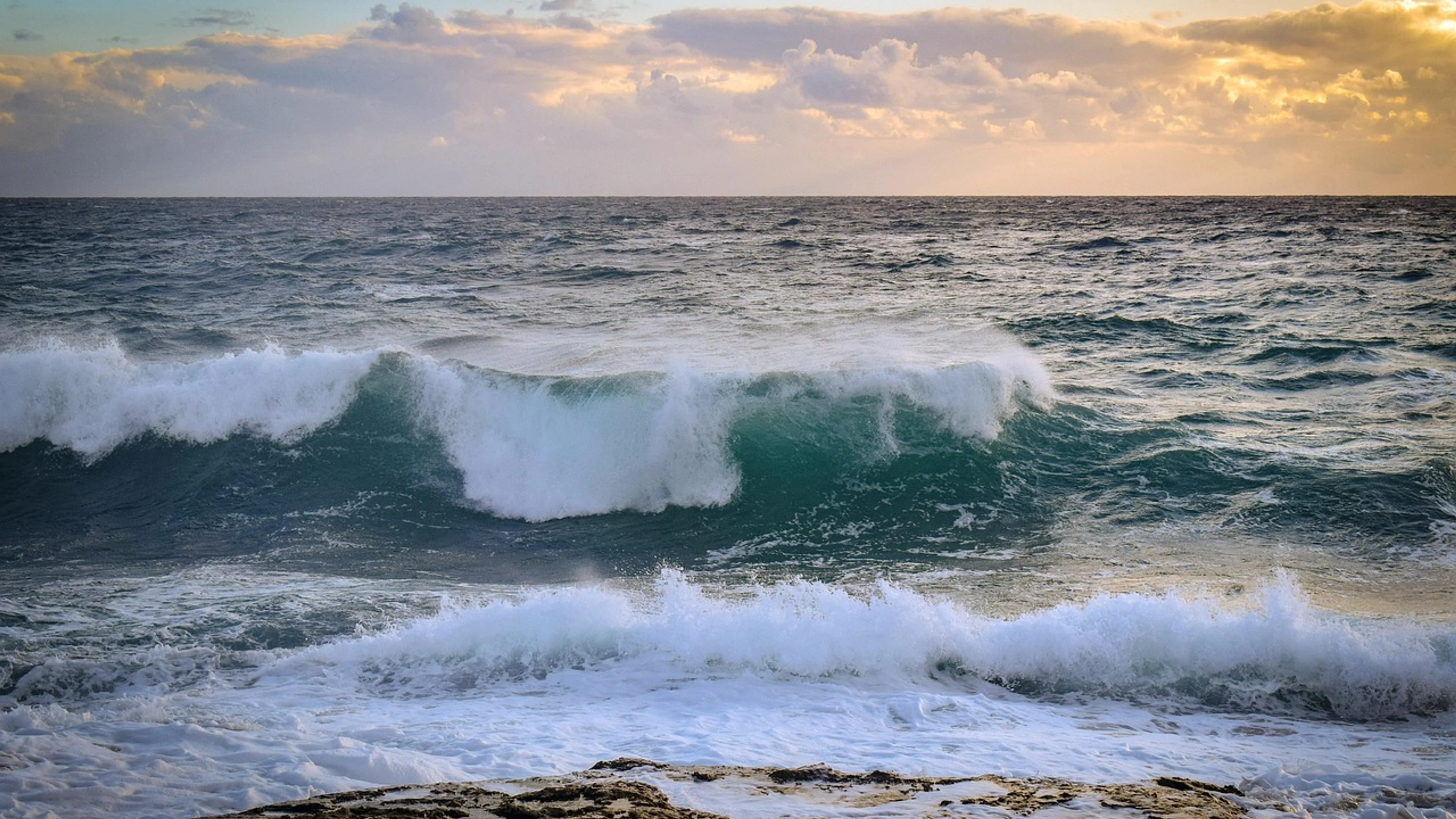 Sea waves sunset - free 4K Ultra HD sunset wallpaper for desktop