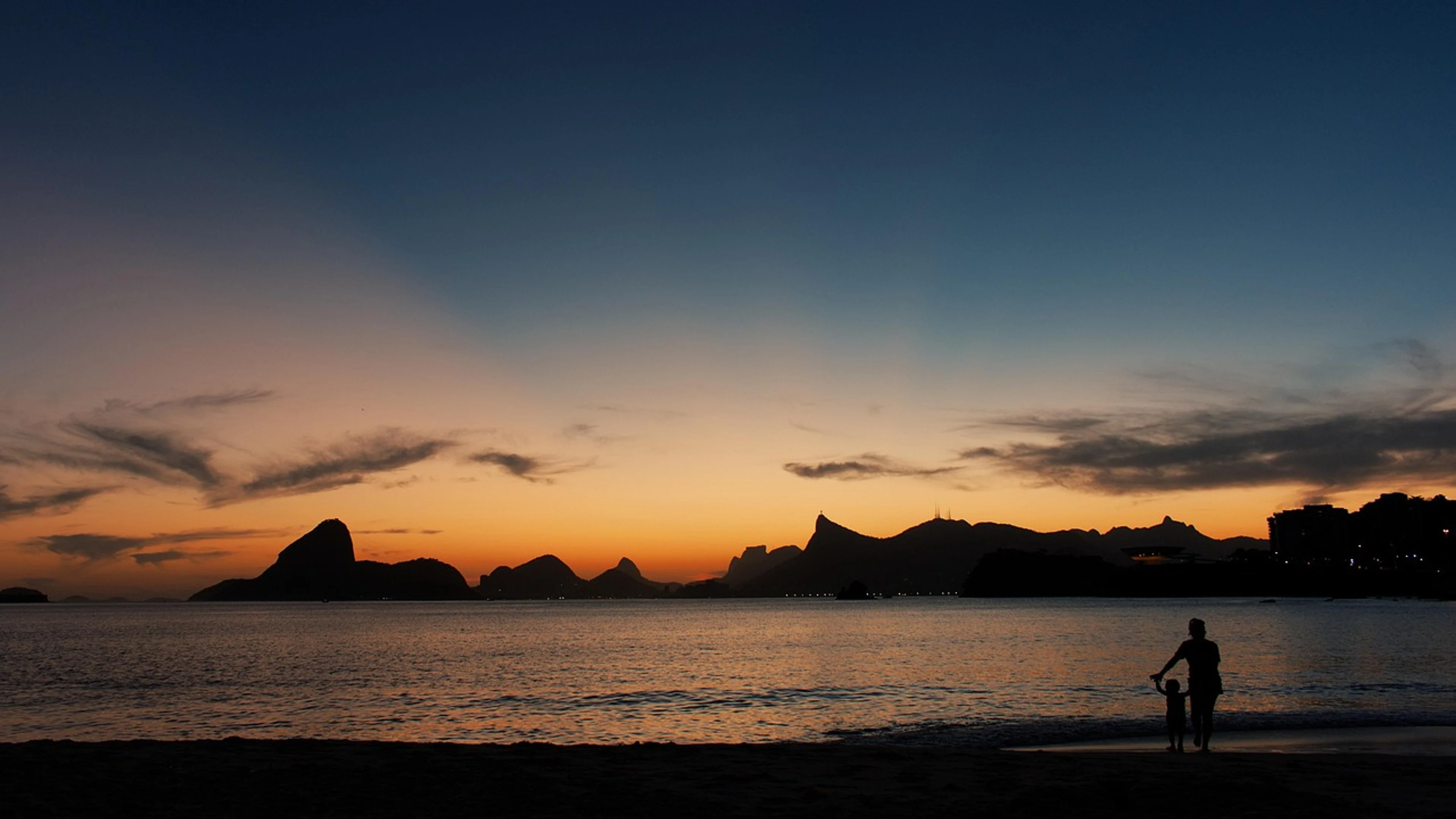 Seascape silhouette sunset - free 4K Ultra HD sunset wallpaper for desktop