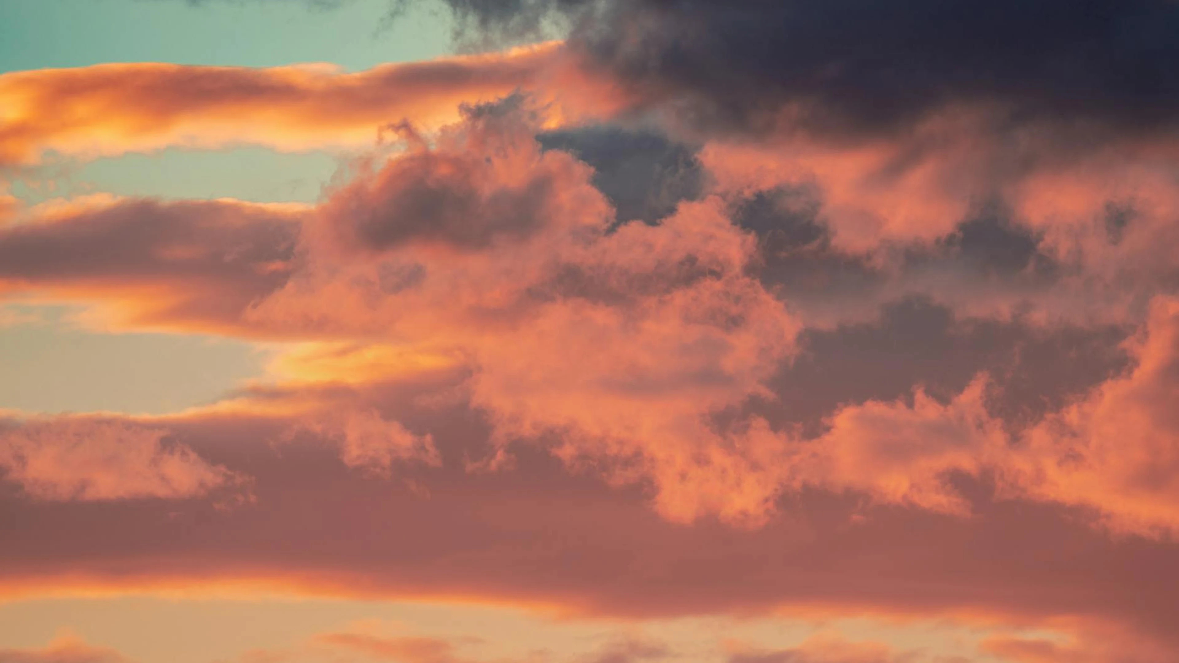 Spectacular bright sky with floating cumulus fluffy clouds in late dusky gloomy - free 4K Ultra HD sunset wallpaper for desktop