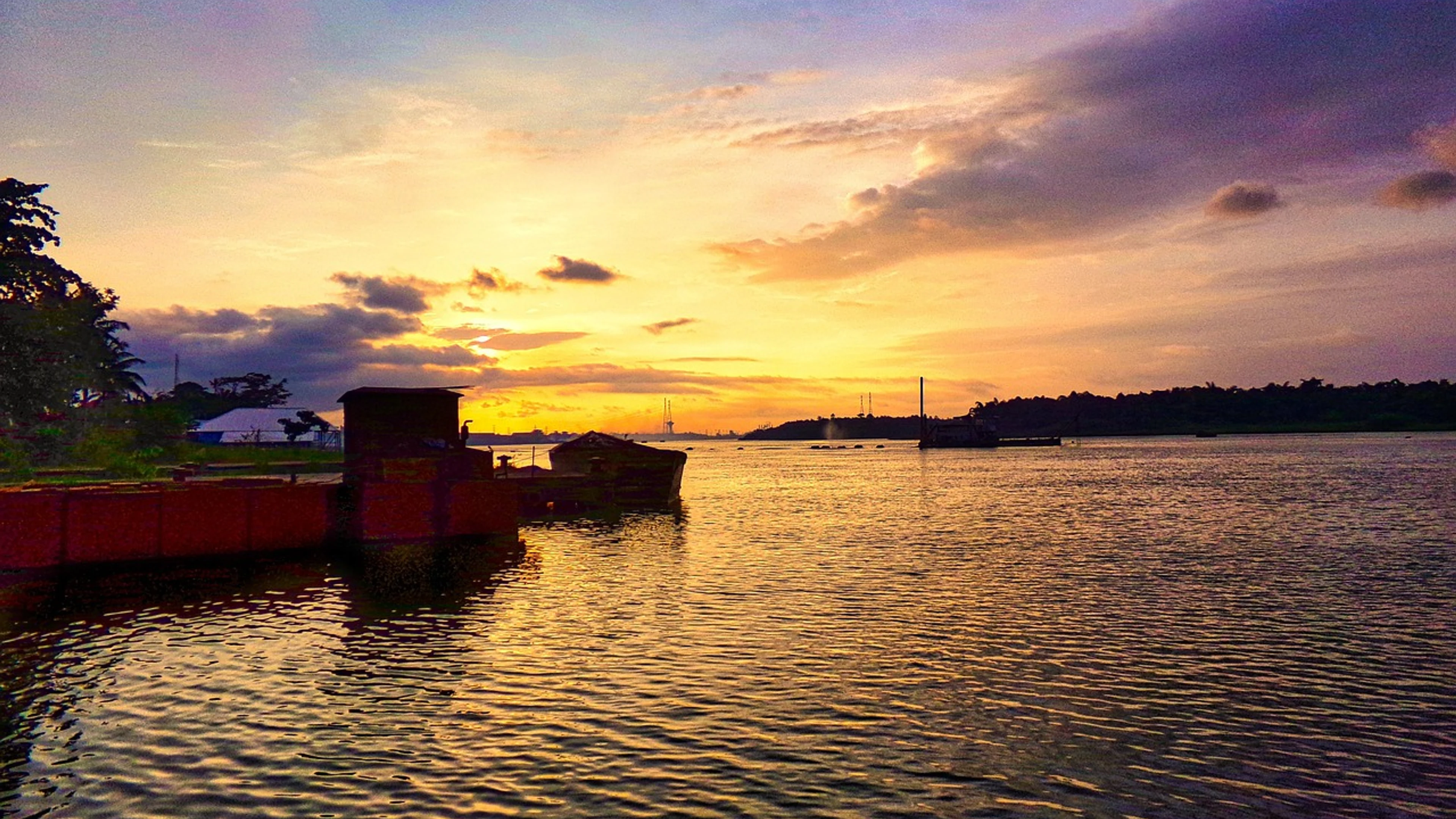 Sunset golden hour seascape - free 4K Ultra HD sunset wallpaper for desktop