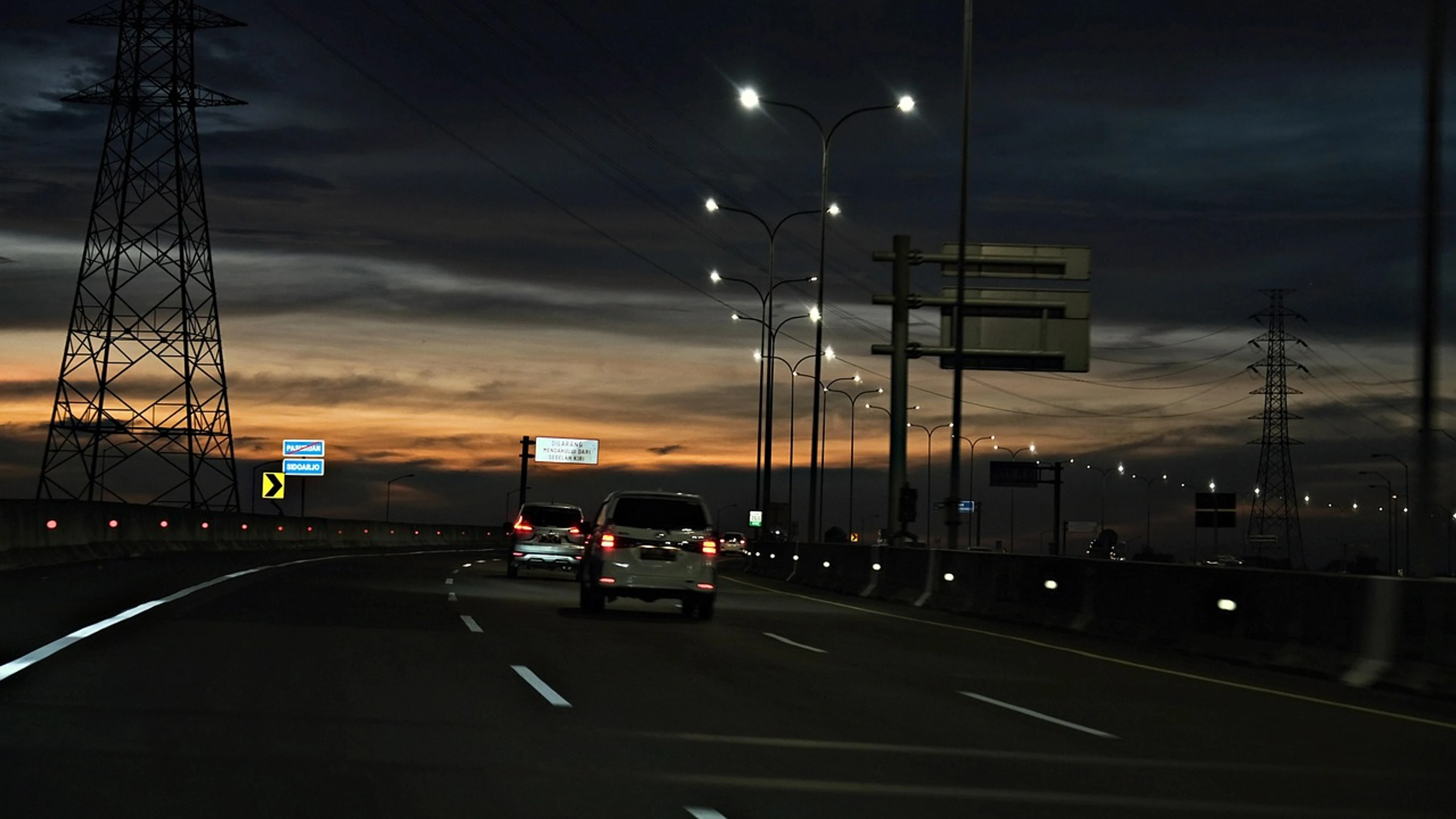 Sunset hour golden time night traffic - free 4K Ultra HD sunset wallpaper for desktop