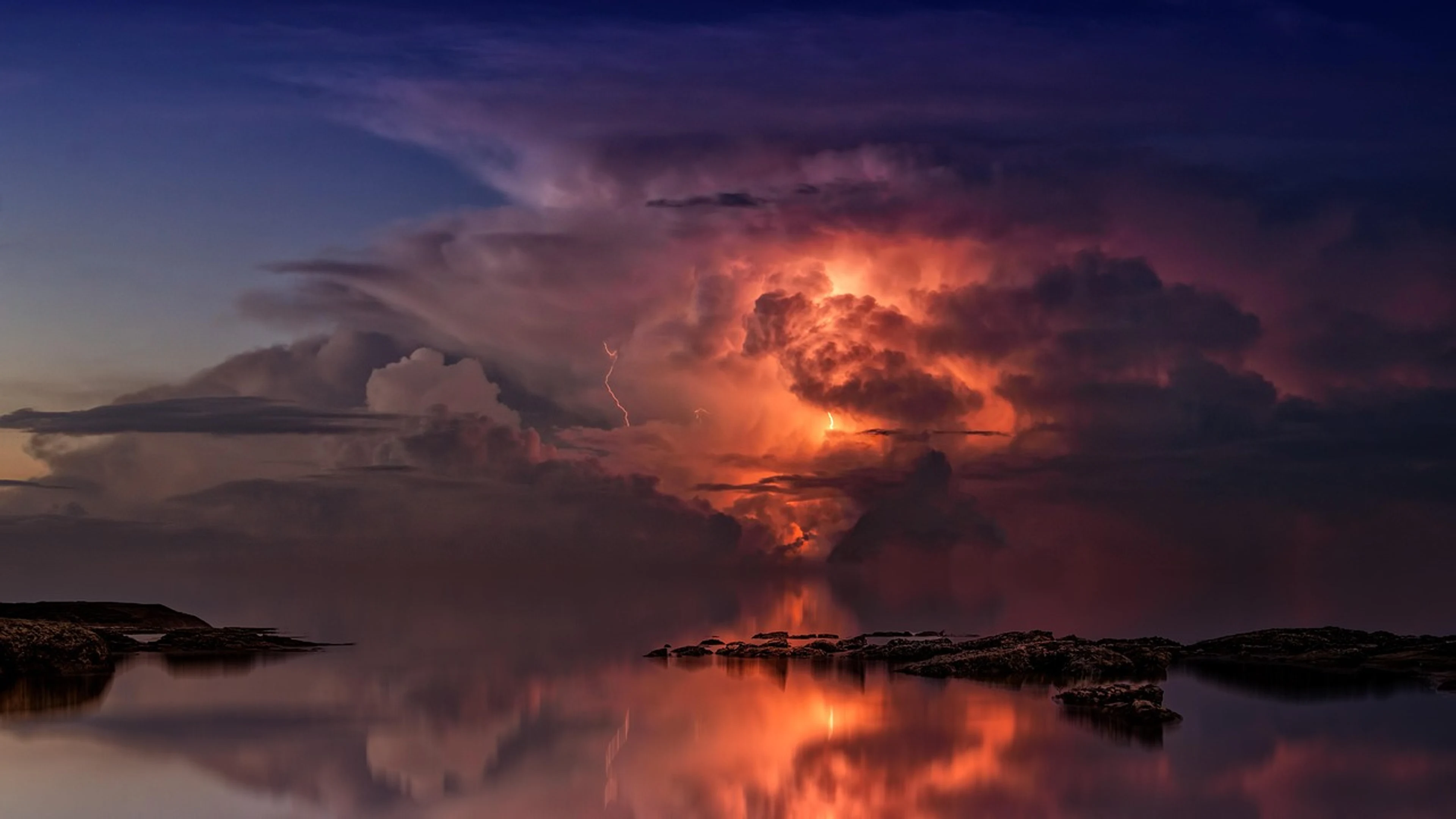 Thunderstorm ocean lightning - free 4K Ultra HD sunset wallpaper for desktop